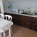 Cucina in castagno stile rustico con piano in marmo bianco
