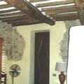 Porta in abete vecchio invecchiata a un anta con ossatura liscia fasce di rigiro e traverso orizzontale con decorazioni a rombo