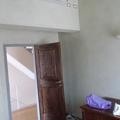 Porta in castagno rustico a un anta ossatura liscio fasce di rigiro e un traverso