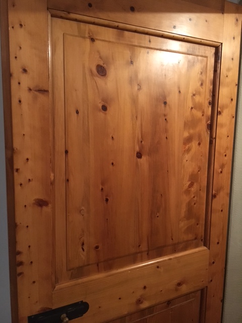 Porta interna in cipresso verniciata effetto bagnato chiusura con paletto a passare