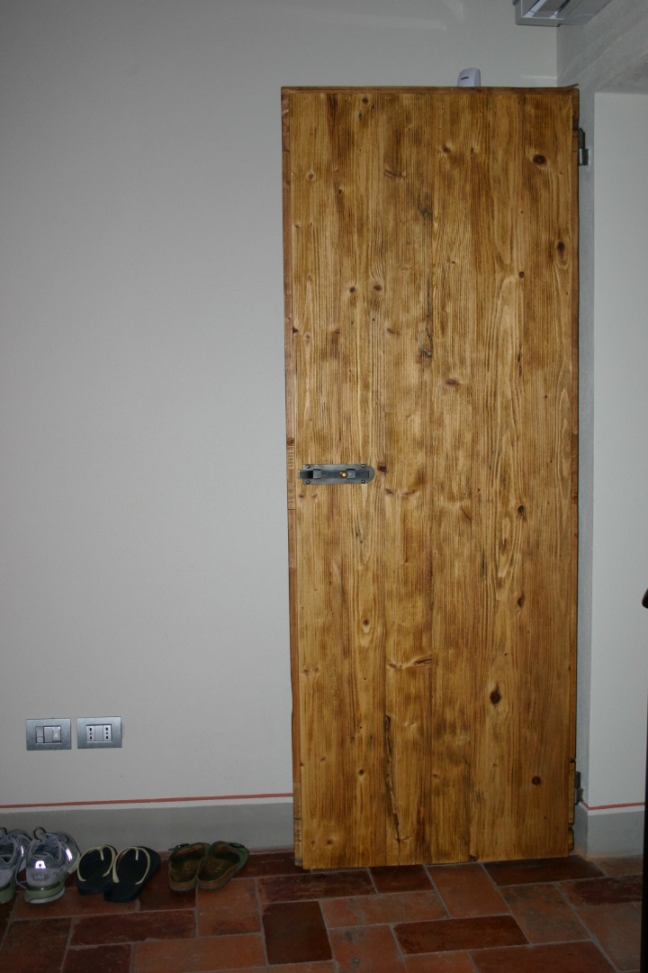 Porte interne in abete vecchio spazzolato e ferrate con bandelle