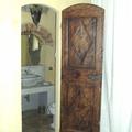 Porta in abete vecchio invecchiata a un anta con ossatura liscia fasce di rigiro e traverso orizzontale con decorazioni a rombo