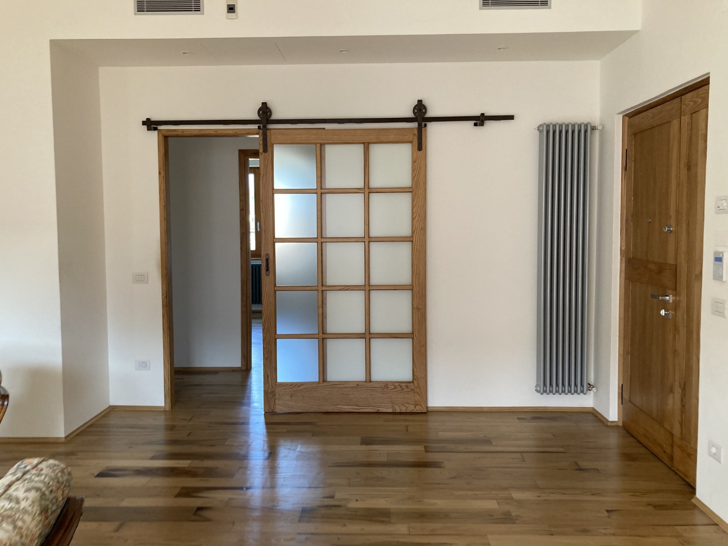 Porta scorrevole in castagno un anta con vetro satinato telaio in ferro con bacchette effetto ruggine guida scorrevole esterna a vista