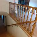 Ringhiera in rovere con corrimano colonnini torniti e caposcala verniciata color castagno