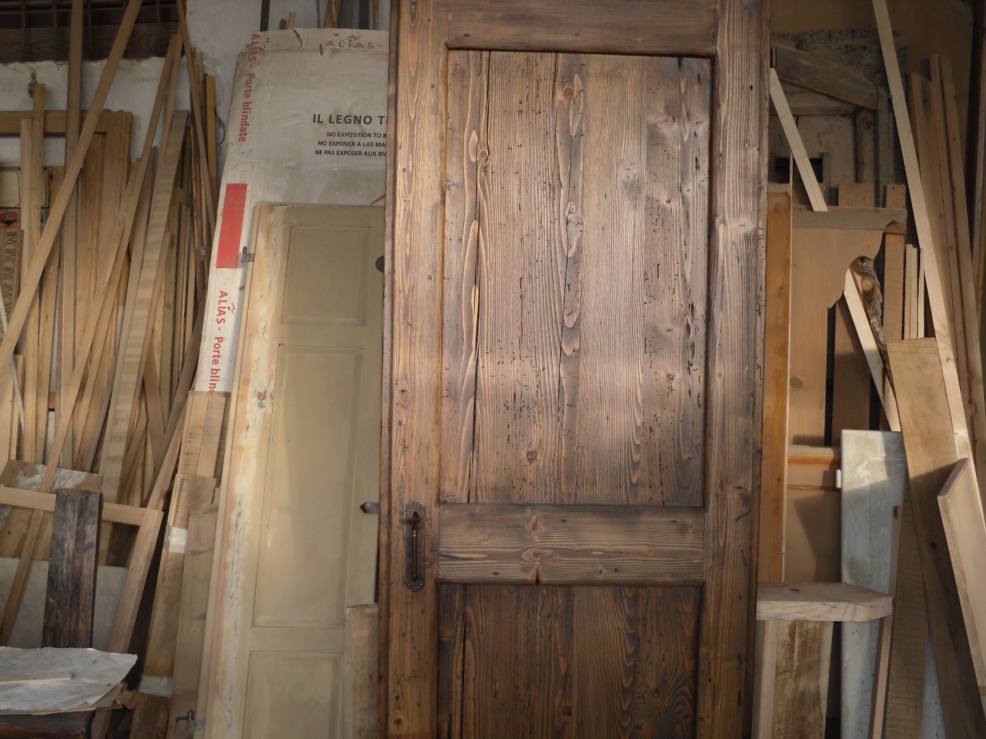 Porta in abete di recupero spazzolata chiusura con salterello