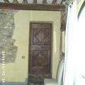 Porta in abete vecchio invecchiata a un anta con ossatura liscia fasce di rigiro e traverso orizzontale con decorazioni a rombo