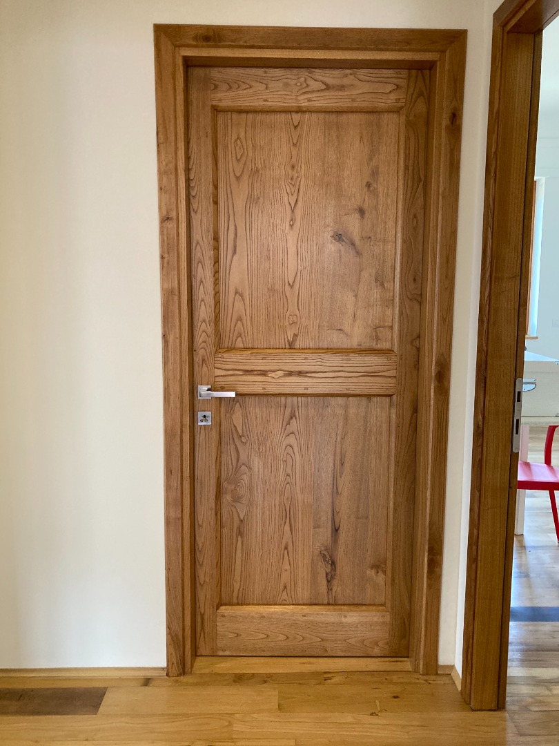 Porte interne in castagno con ossatura liscia e fasce perimetrali e un traverso con in botte e listre