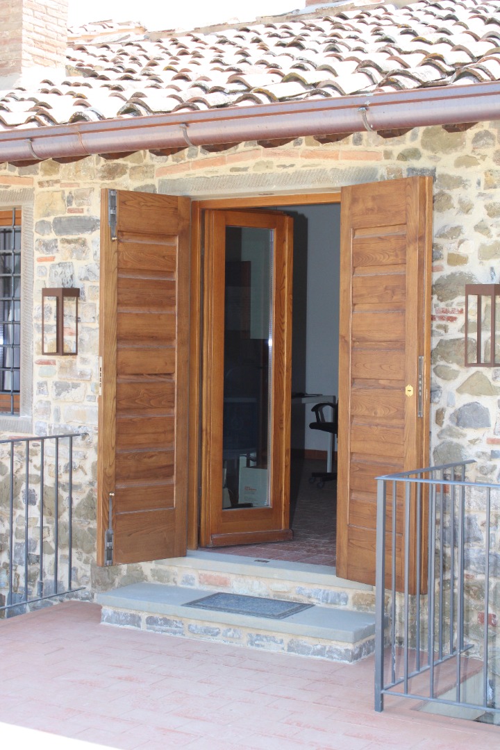 Portoncino  a due ante con fasce perimetrali e tavole orizzontali comprese con pendenza