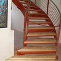 Scala con struttura in ferro e rivestimento scalini in frassino