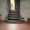 Scala in castagno rustico con cosciali e gradini semicircolari filo albero