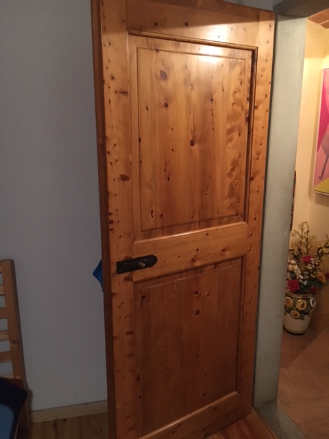 Porta in cipresso a due formelle