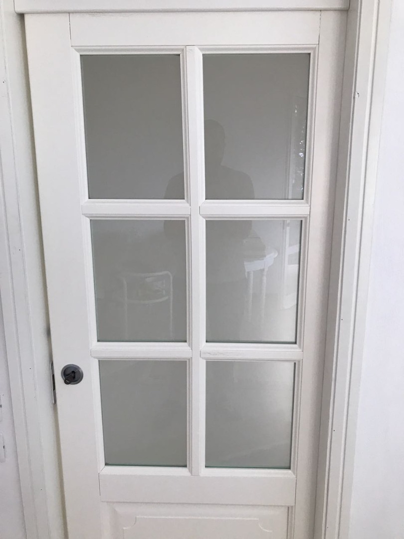 Porta interna con vetro all'inglese con bacchette e formella bassa verniciata a smalto bianco 