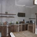 Cucina in muratura con sportelli lisci in abete di recupero da tavole da ponteggio e mobile