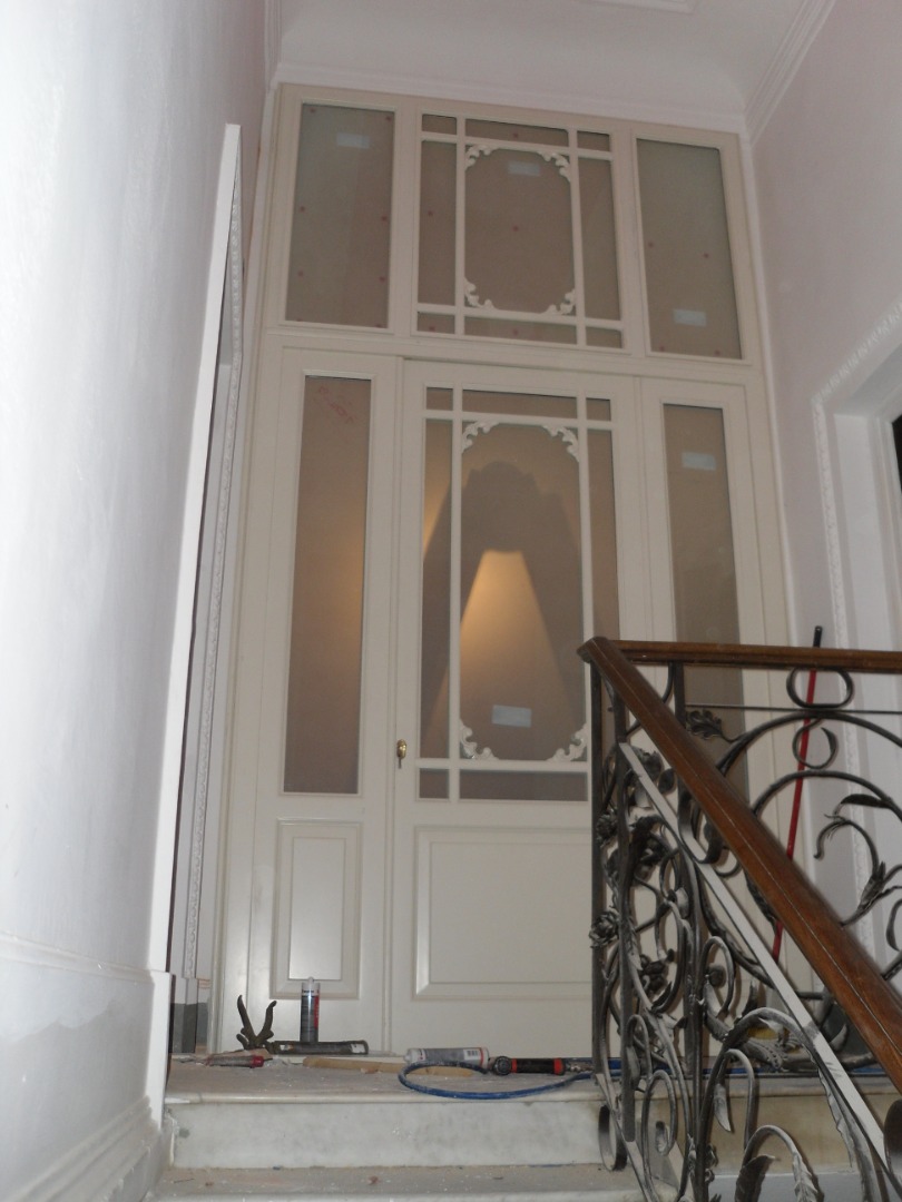 Porta a vetri con fregi verniciata con smalto bianco