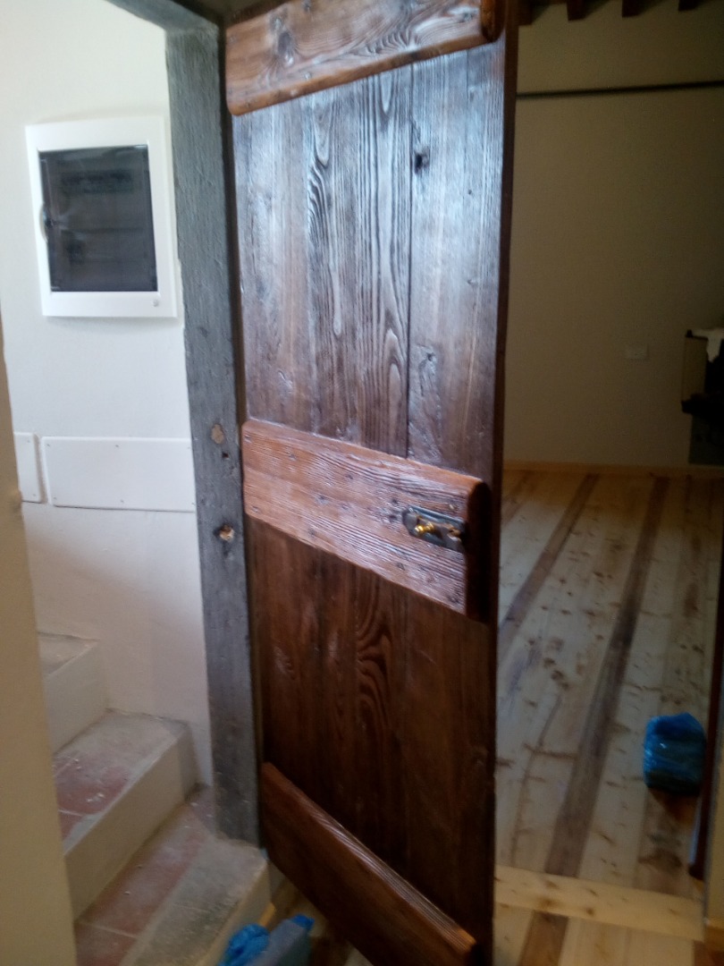 Porta in castagno rustico spazzolato ossatura liscia e fasce orizzontali chiusura con paletto a passare