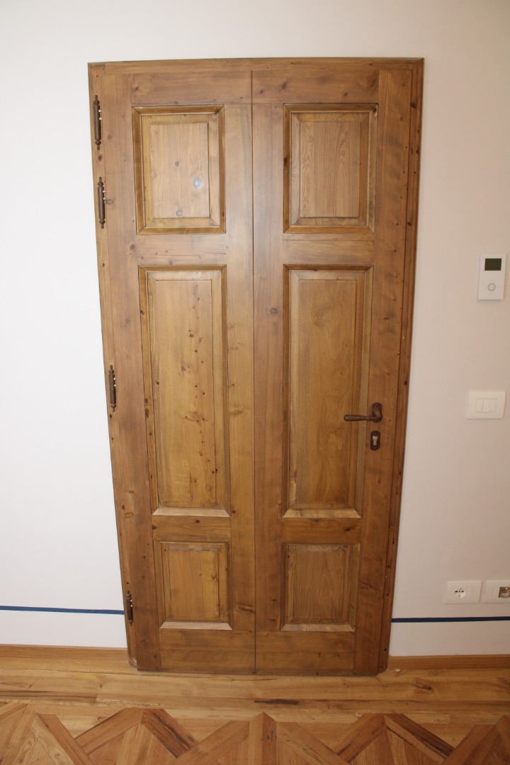 Porta interna in cipresso a un anta a 6 formelle finto due ante