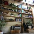 Libreria in tavole di abete di recupero prima patina grezze trattate con vernice effetto naturale 
