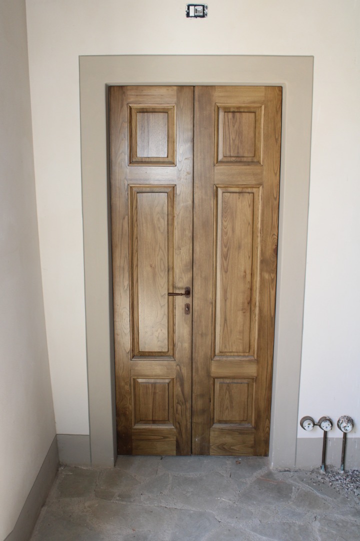 Porte interne in cipresso a due ante con tre formelle su struttura da porta finestra per camere