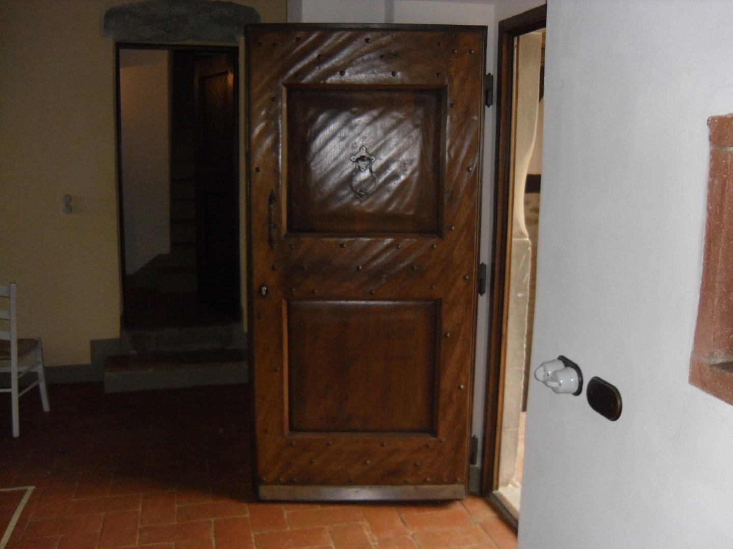 Porta a due formelle rustica con ossatura liscia fasce di rigiro piallata a mano 