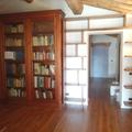 Libreria in abete massello con ripiani orizzontali continui e verticali interrotti e sfalsati con regolini a scomparsa