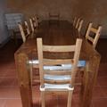 Tavolo in castagno in tre pezzi con gambe quadrate a vista sopra il piano 