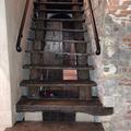 Scala in quercia vecchia con scalini piallati a mano con filo sega