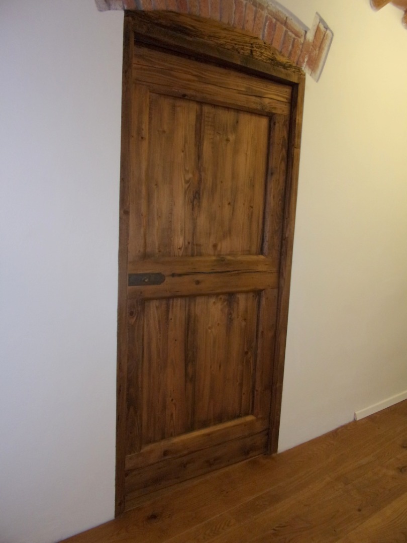 Porta in abete di recupero con archetto fisso apertura con paletto a passare