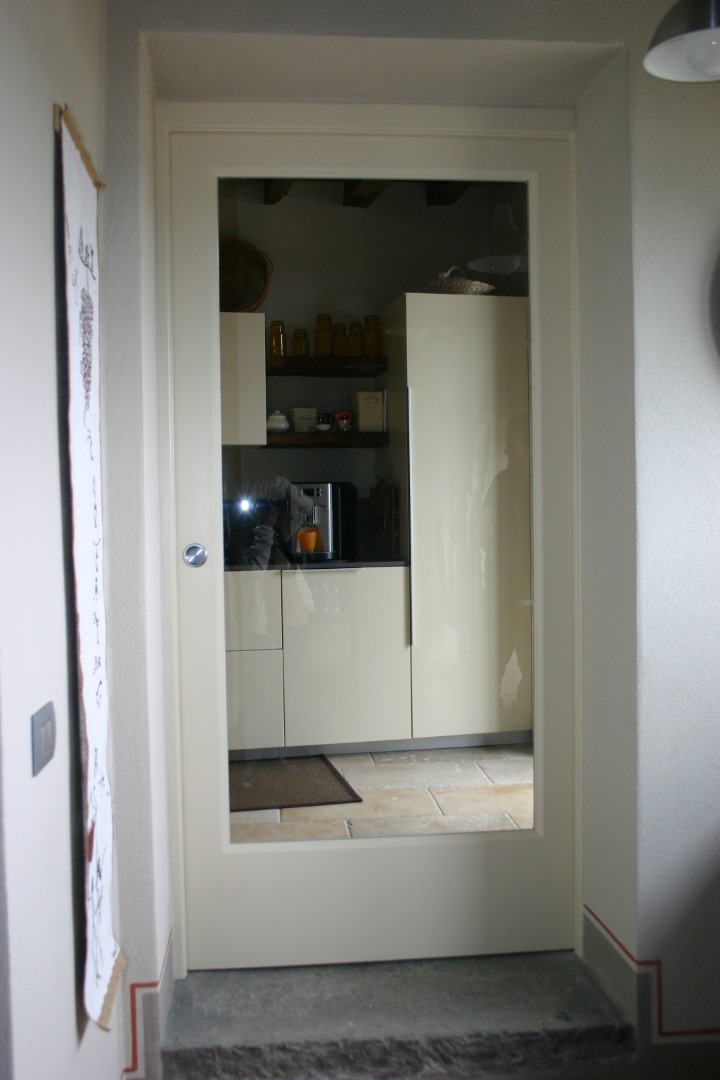 Porta interna in okume a tutto vetro verniciata a smalto bianco