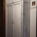 Armadio in abete  a 4 ante diviso in due parti orizzontalmente verniciato bianco decappato 