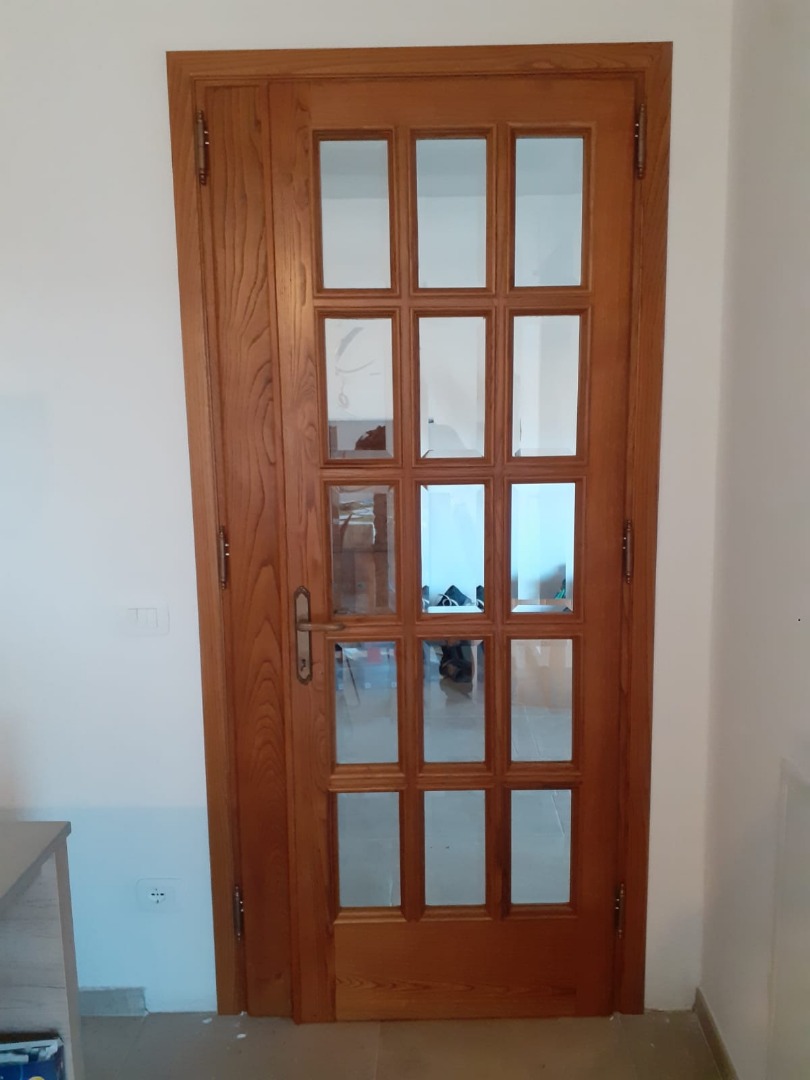 Porta interna in castagno massello con bacchette all'inglese, vetri a diamante, con imbotte e fascia laterale fissa 