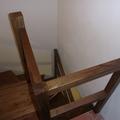 Scala in castagno a chiocciola su base quadrata con pertica centrale cosciali perimetrali e scalini a ventaglio con incasso sulla pertica su due piani