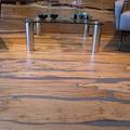 Parquet formato da sciaveri di legno e resina