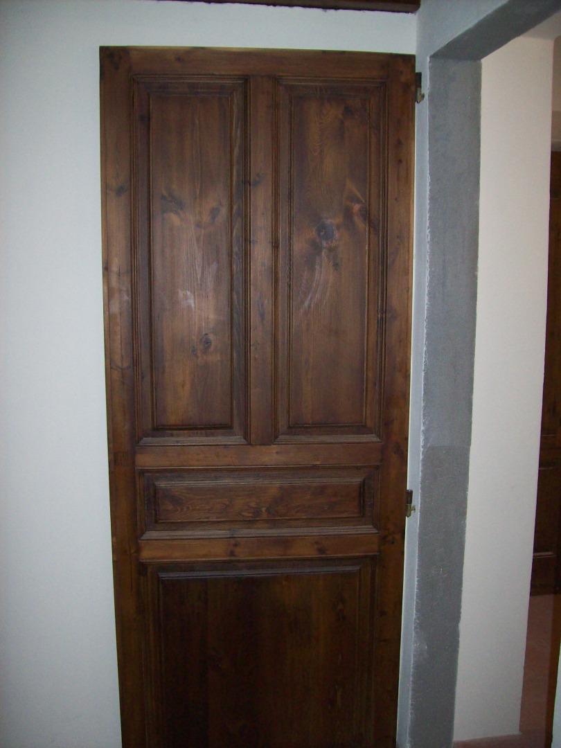 Porta a un anta in abete vecchio con formelle