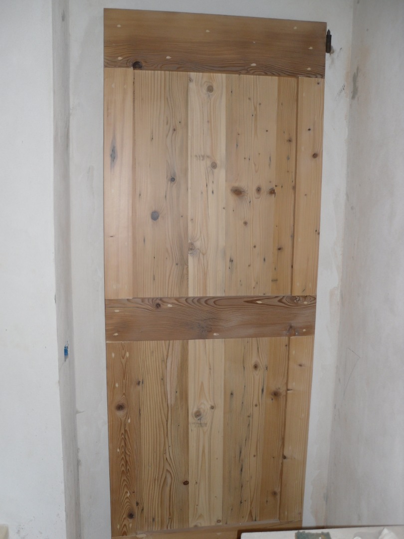 Porta in abete di recupero da travi vecchie verniciate effetto naturale