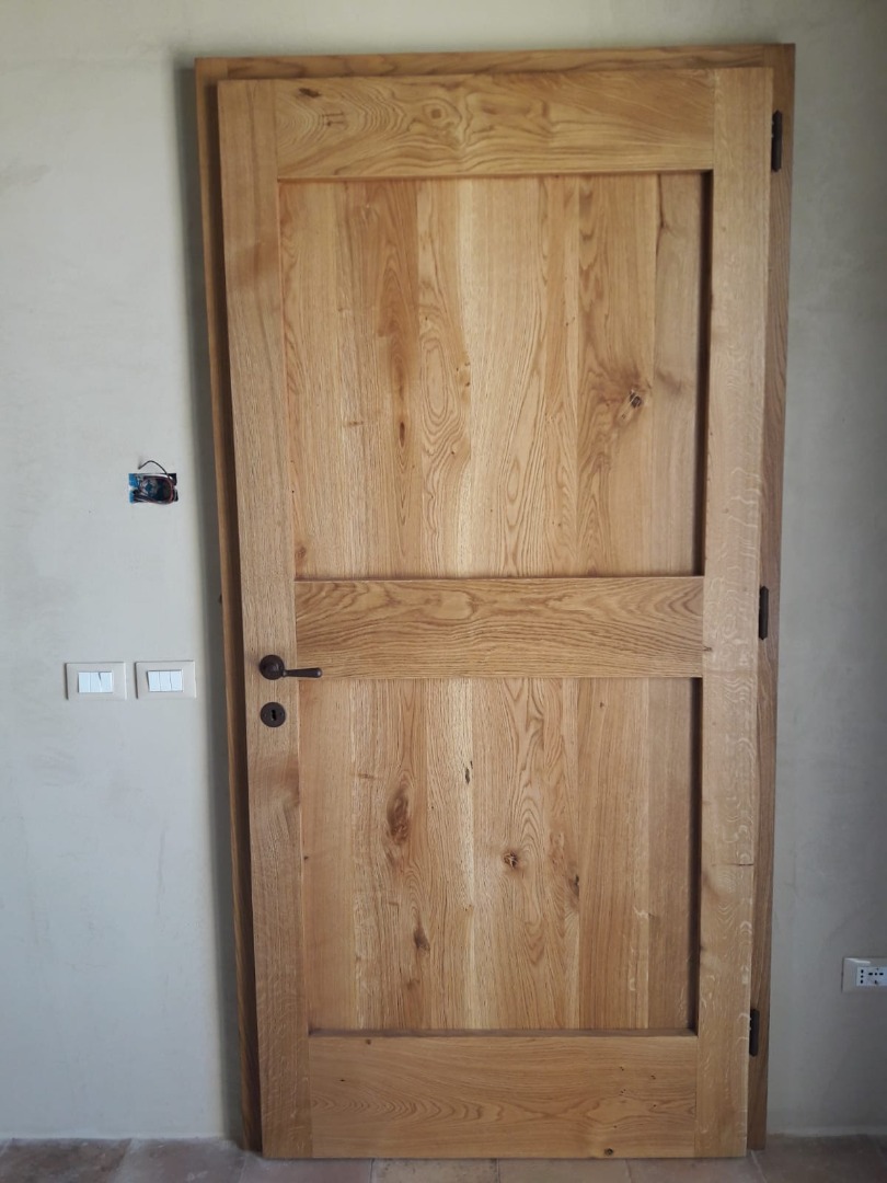 Porte interne in rovere con ossatura liscia fasce perimetrali e un traverso con telaio a madonna