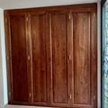 Armadio in abete dentro nicchia con 4 sportelli a una formella lavorata ferrato con anuba a un gambo tondi color ottone verniciato color castagno
