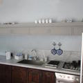 Cucina in castagno stile rustico con piano in marmo bianco
