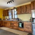 Cucina in abete di recupero piallato leggermente e verniciato