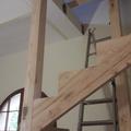 Scala in castagno a chiocciola su base quadrata con pertica centrale cosciali perimetrali e scalini a ventaglio con incasso sulla pertica su due piani