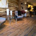 Parquet formato da sciaveri di legno e resina