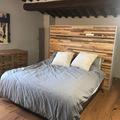 Armadio testata letto in listellare di abete rivestito in MDF verniciato bianco con rivestimento in listelli di castagno prima patina filo sega con mensola centrale verniciato effetto naturale 