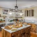 Cucina in muratura con sportelli in abete