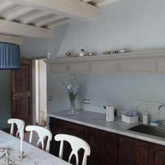 Cucina in castagno stile rustico con piano in marmo bianco