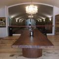 Tavolo in castagno in due pezzi verniciato marrone con gambe in corten semicircolare1.