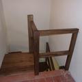 Scala in castagno a chiocciola su base quadrata con pertica centrale cosciali perimetrali e scalini a ventaglio con incasso sulla pertica su due piani