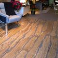Parquet formato da sciaveri di legno e resina