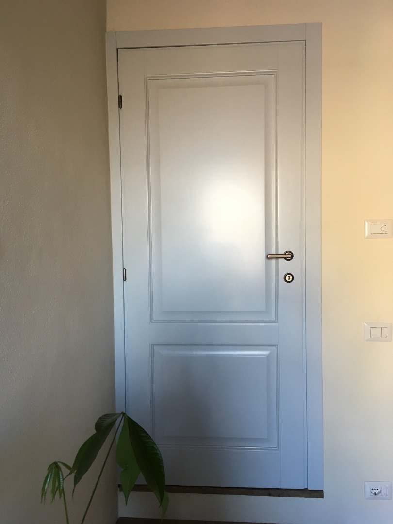 Porta a un anta due formelle verniciata a smalto bianco 