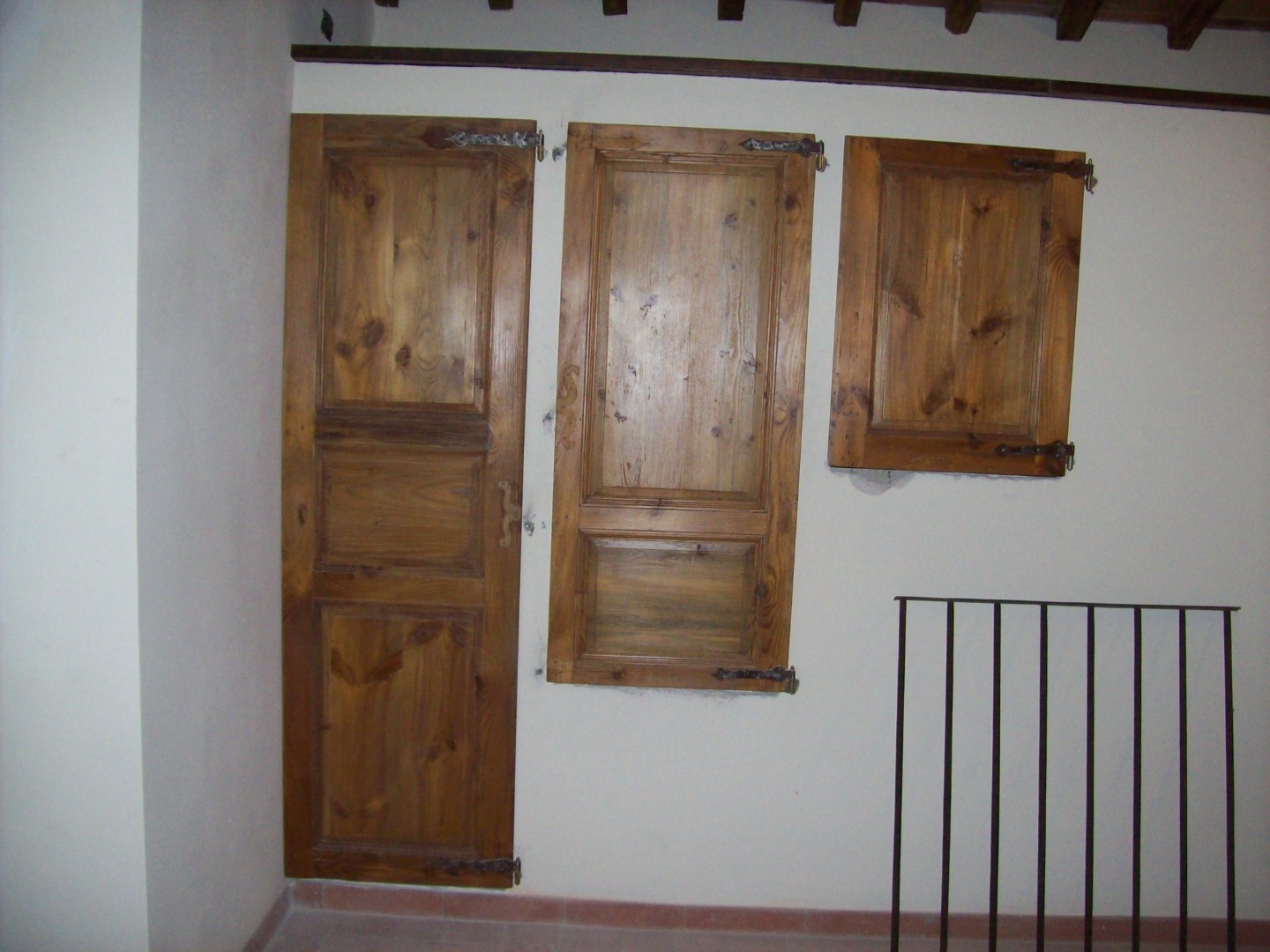 Porta a un anta in abete vecchio con formelle