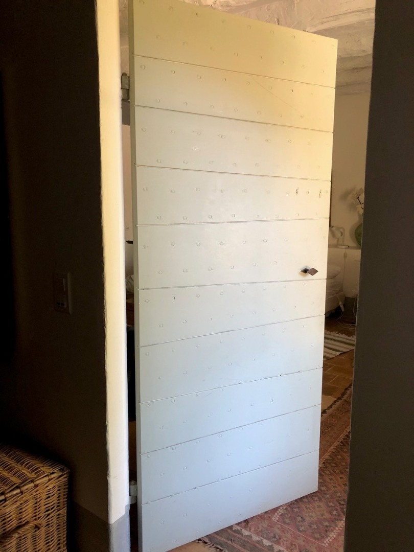 Porta interna a doghe orizzontali asimmetriche verniciata bianca