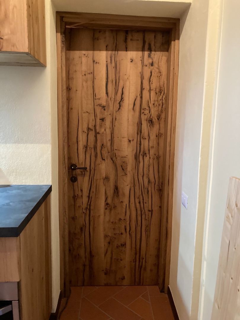 Porta interna Liscia Tamburata in Quercia Vecchia con maniglia forgiato effetto ruggine